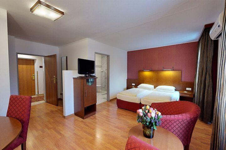 Room 10 of 86