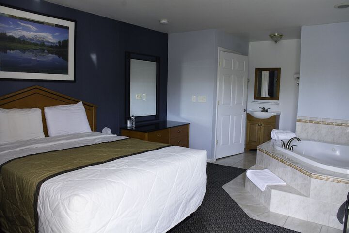1 Queen Bed (9 of 15)