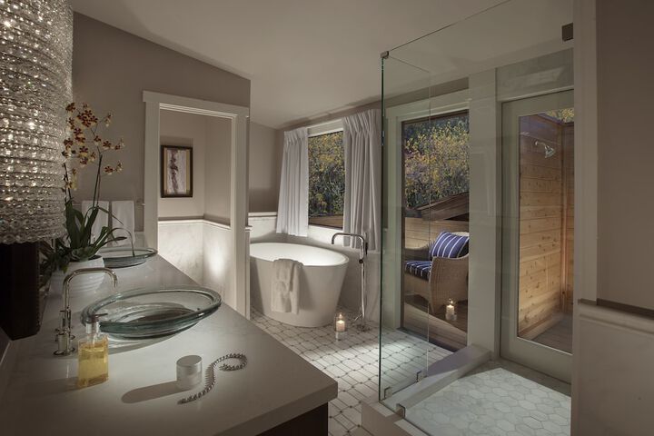Deep soaking bathtub