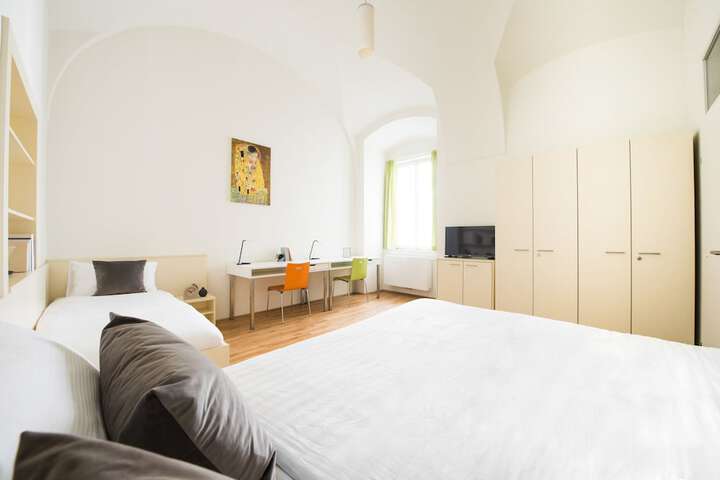 Room 16 of 80