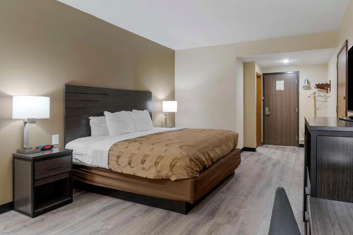 1 King Bed (2 of 19)