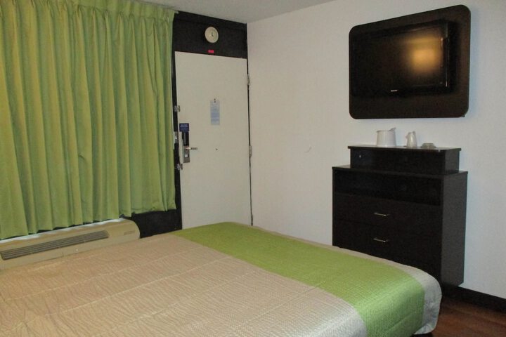 Deluxe Room 1 Queen Bed Kitchenette (2 of 24)