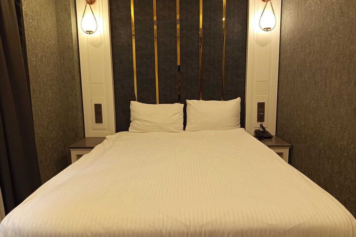 Room 16 of 36