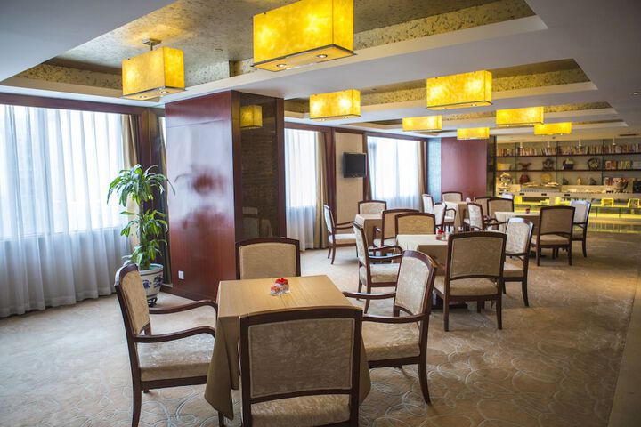 Lounge 53 of 56