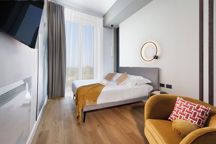 Room 4 of 100
