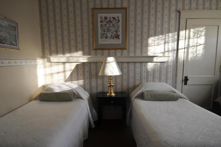 Connecting 1 Queen and 1 Double Bed (2 of 4)