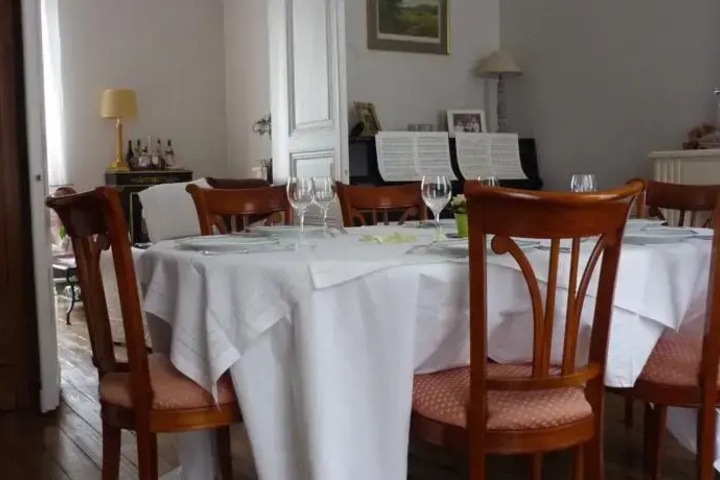 Dining 12 of 13