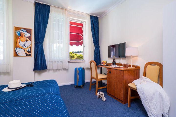 Room 6 of 53