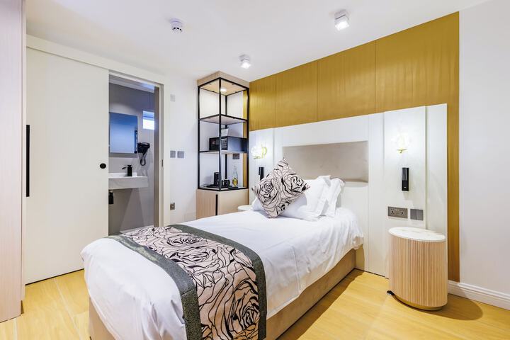 Room 6 of 72
