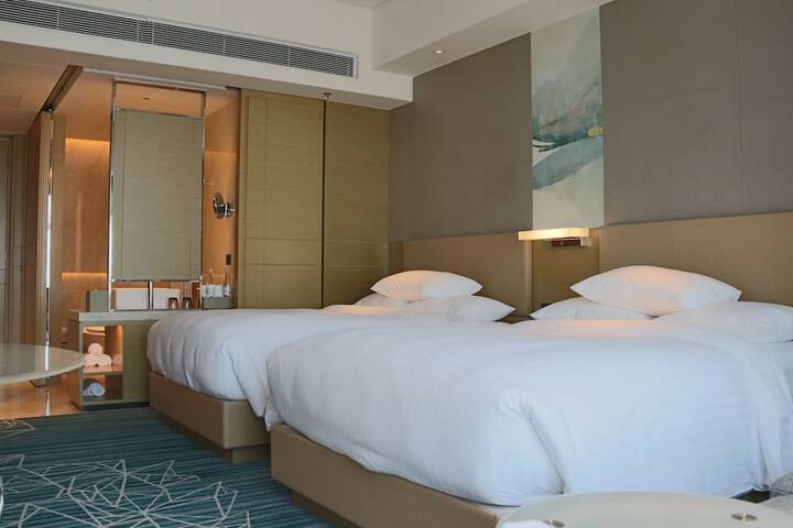 Room 6 of 90