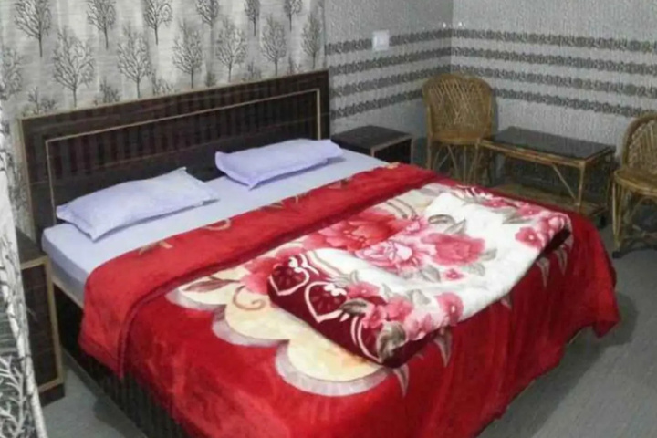 Room 4 of 9