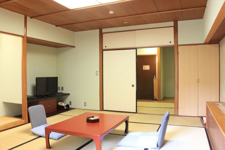 Room 13 of 111