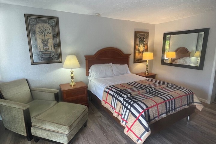 Deluxe Single Queen Bed (12 of 50)