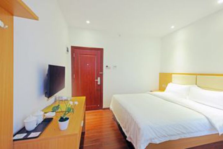 Room 6 of 18