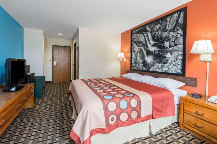 1 King Bed (4 of 12)