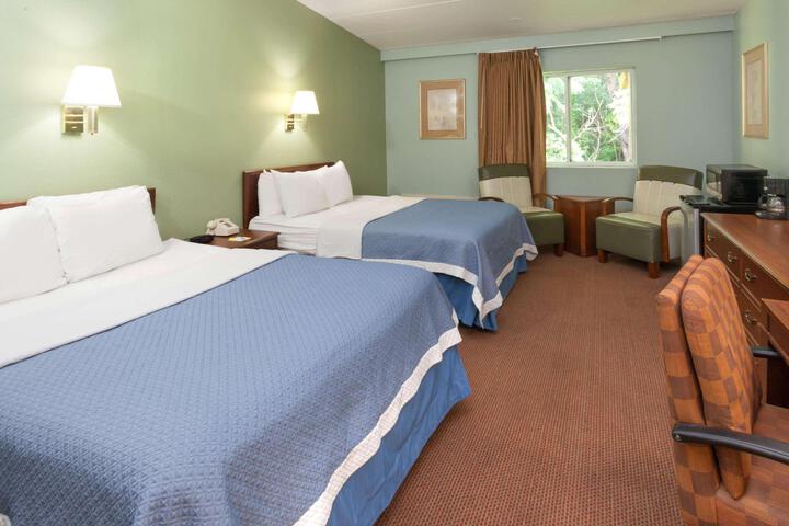 2 Queen Beds (3 of 4)