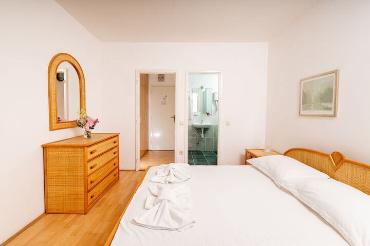 Room 6 of 79