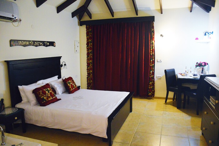 Room 2 of 40