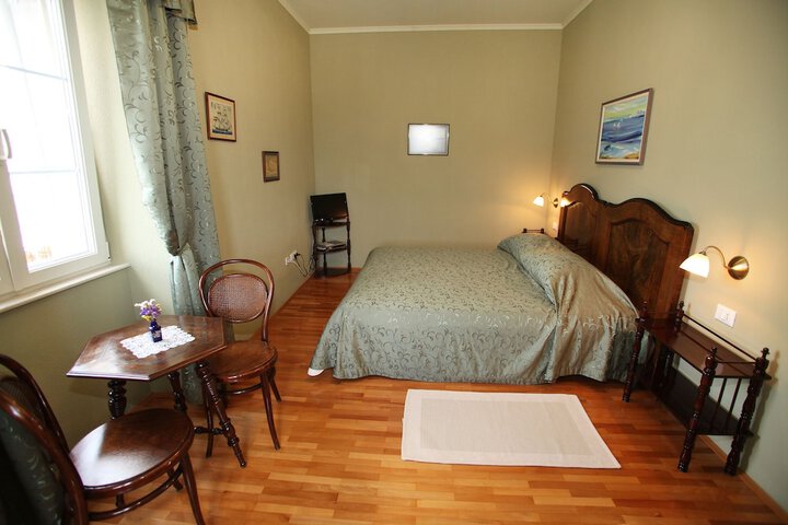 Room 3 of 33