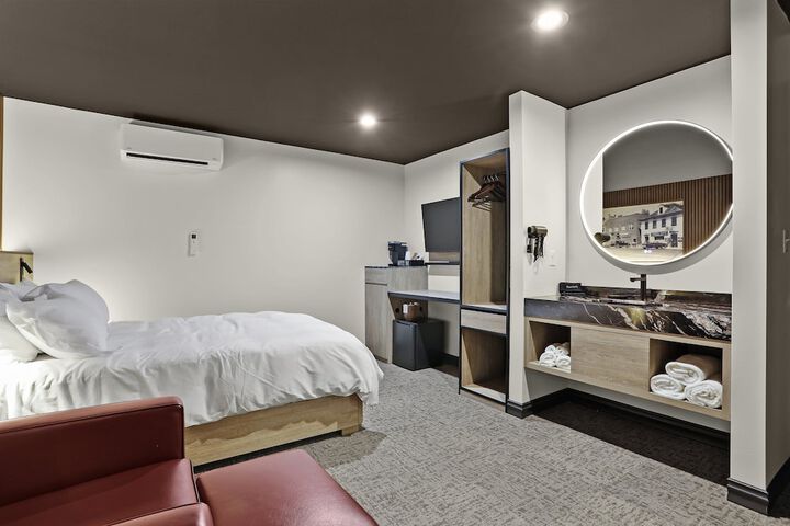 Deluxe Room 1 Queen Bed Mobility Accessible (17 of 26)