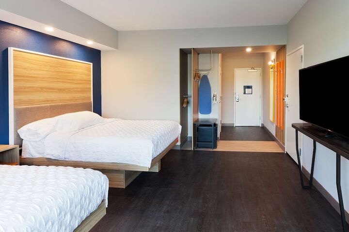 2 Queen Beds (2 of 15)
