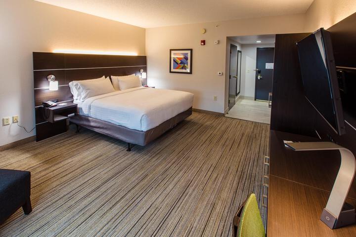 1 King Bed (4 of 9)