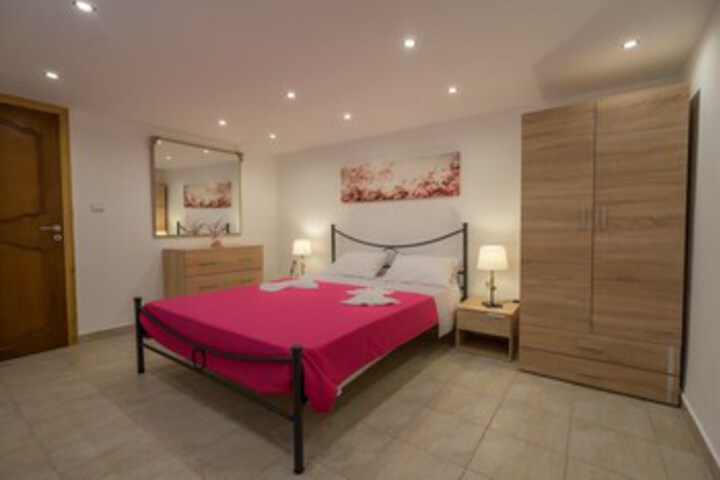 Room 12 of 18