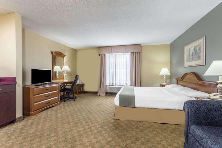 1 King Bed (3 of 8)