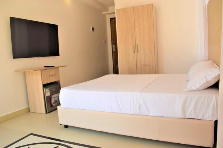 Room 6 of 18