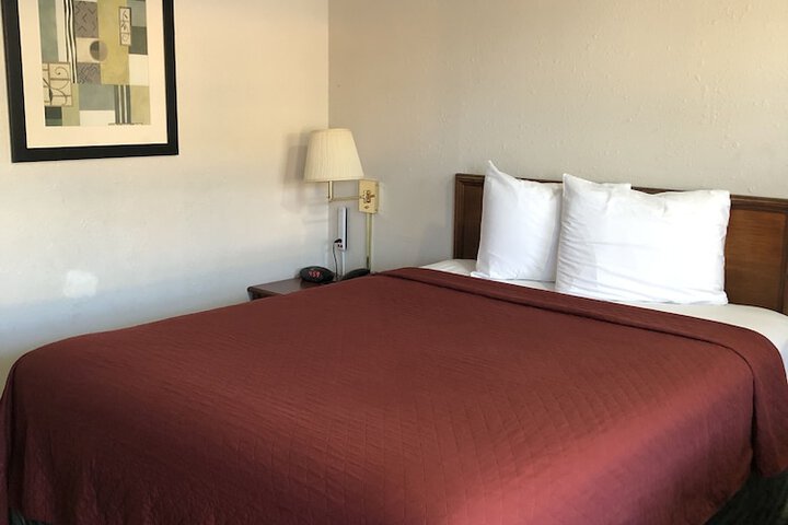 Standard Single Room 1 Queen Bed (3 of 9)
