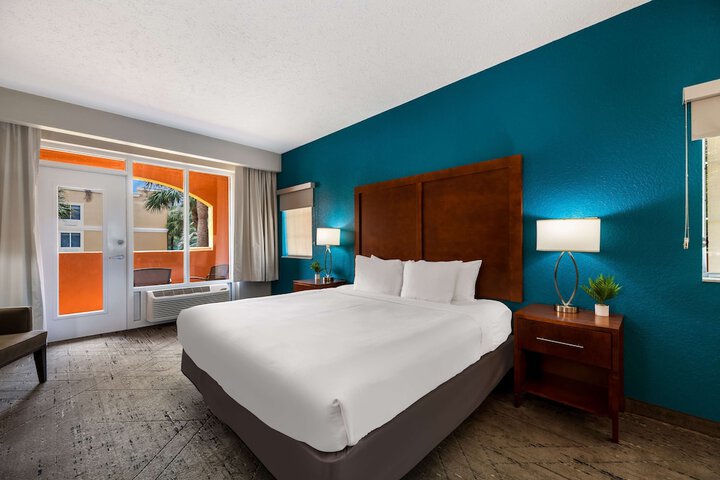 1 King Bed Balcony Microwave and Refrigerator WiFi Full Breakfast (1 of 19)