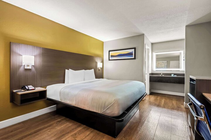 1 King Bed (15 of 16)