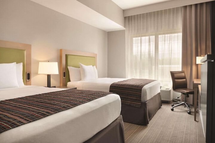 2 Queen Beds (2 of 5)