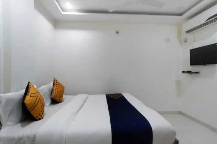 Room 9 of 12