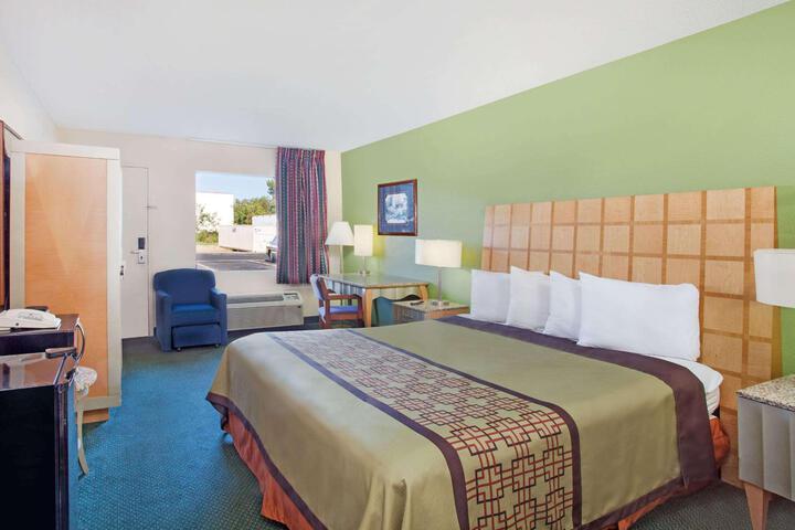 1 King Bed (8 of 9)
