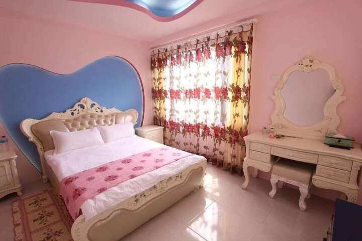 Room 18 of 28
