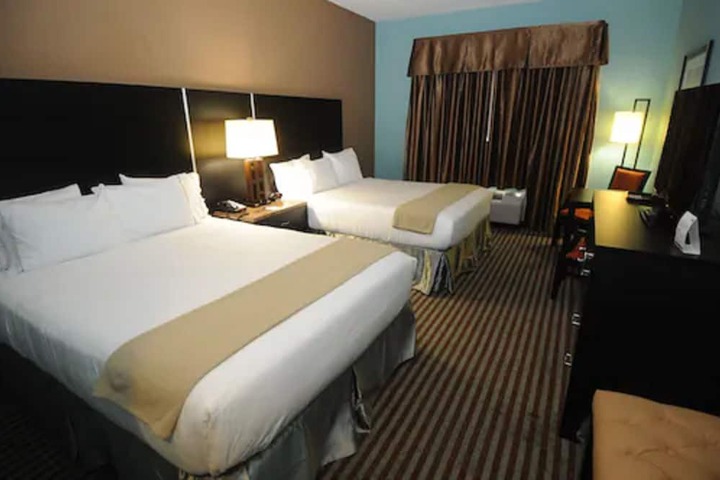 2 Queen Beds (5 of 10)
