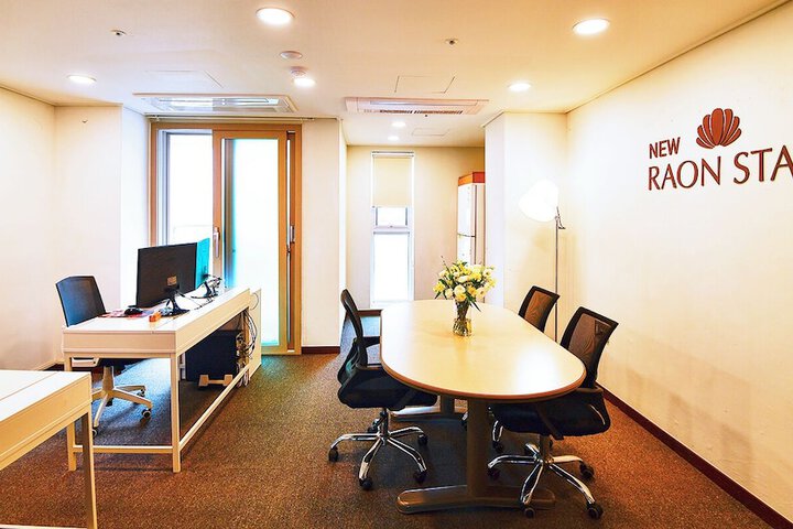 Business Center 32 of 34