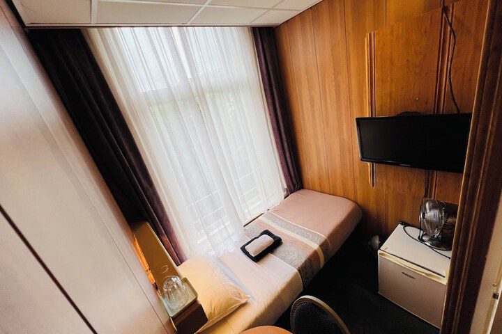 Room 15 of 37