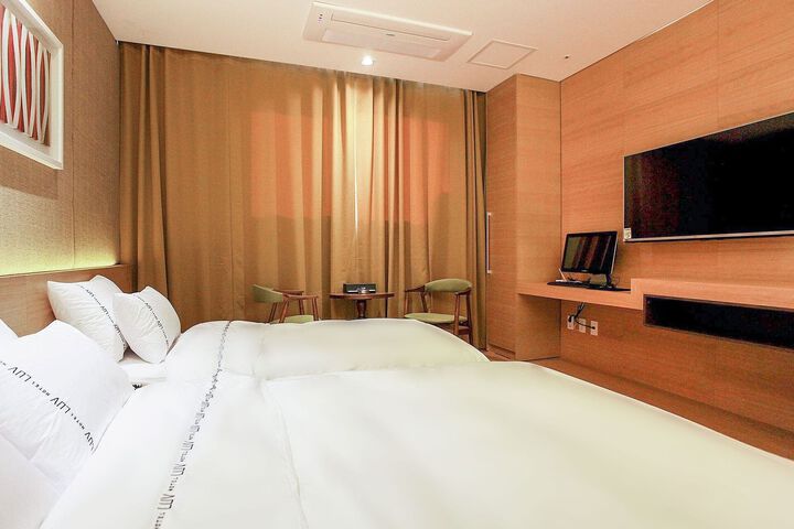 Room 11 of 21