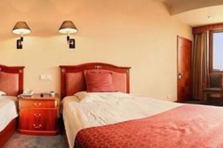 Room 13 of 27