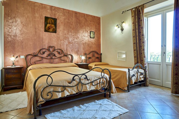 Room 4 of 91