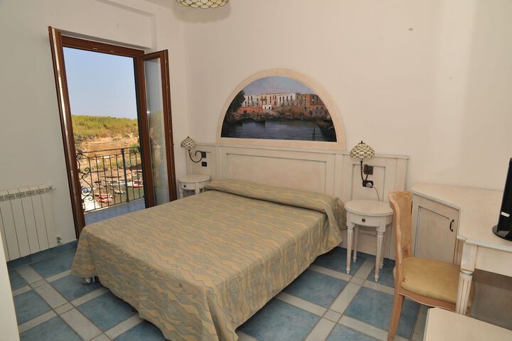 Room 8 of 35
