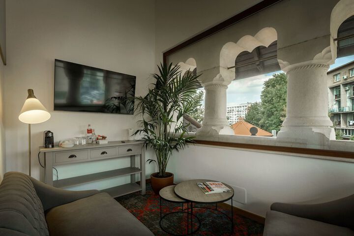 Lounge 51 of 61