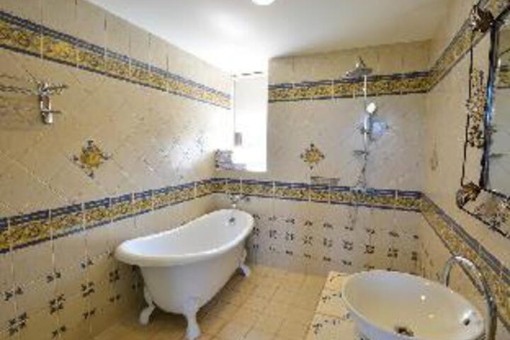 Room 2 of 20