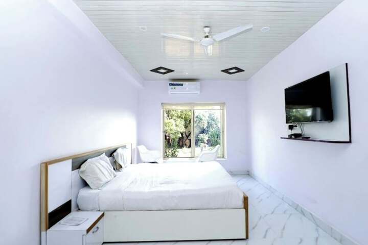 Room 6 of 113