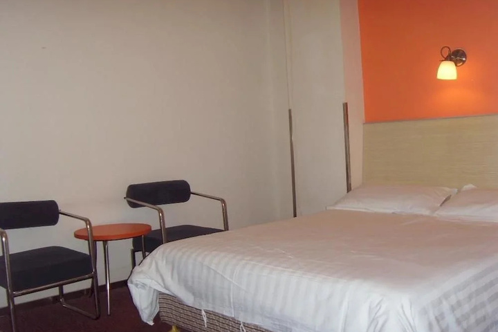 Room 4 of 9