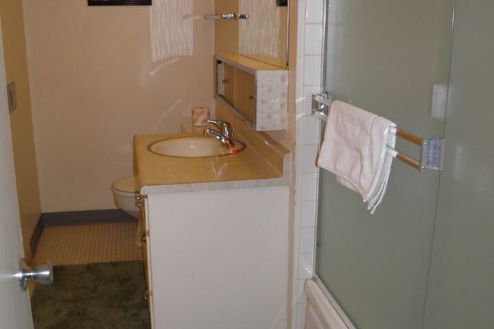 Room 10 of 12