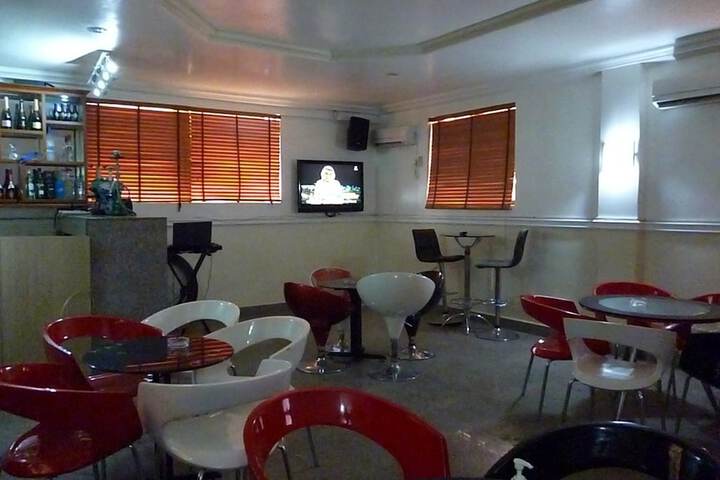 Lounge 23 of 28