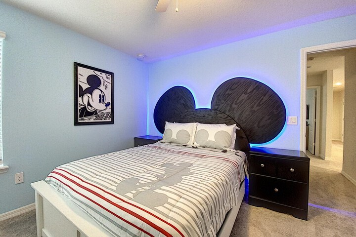 Room 6 of 18